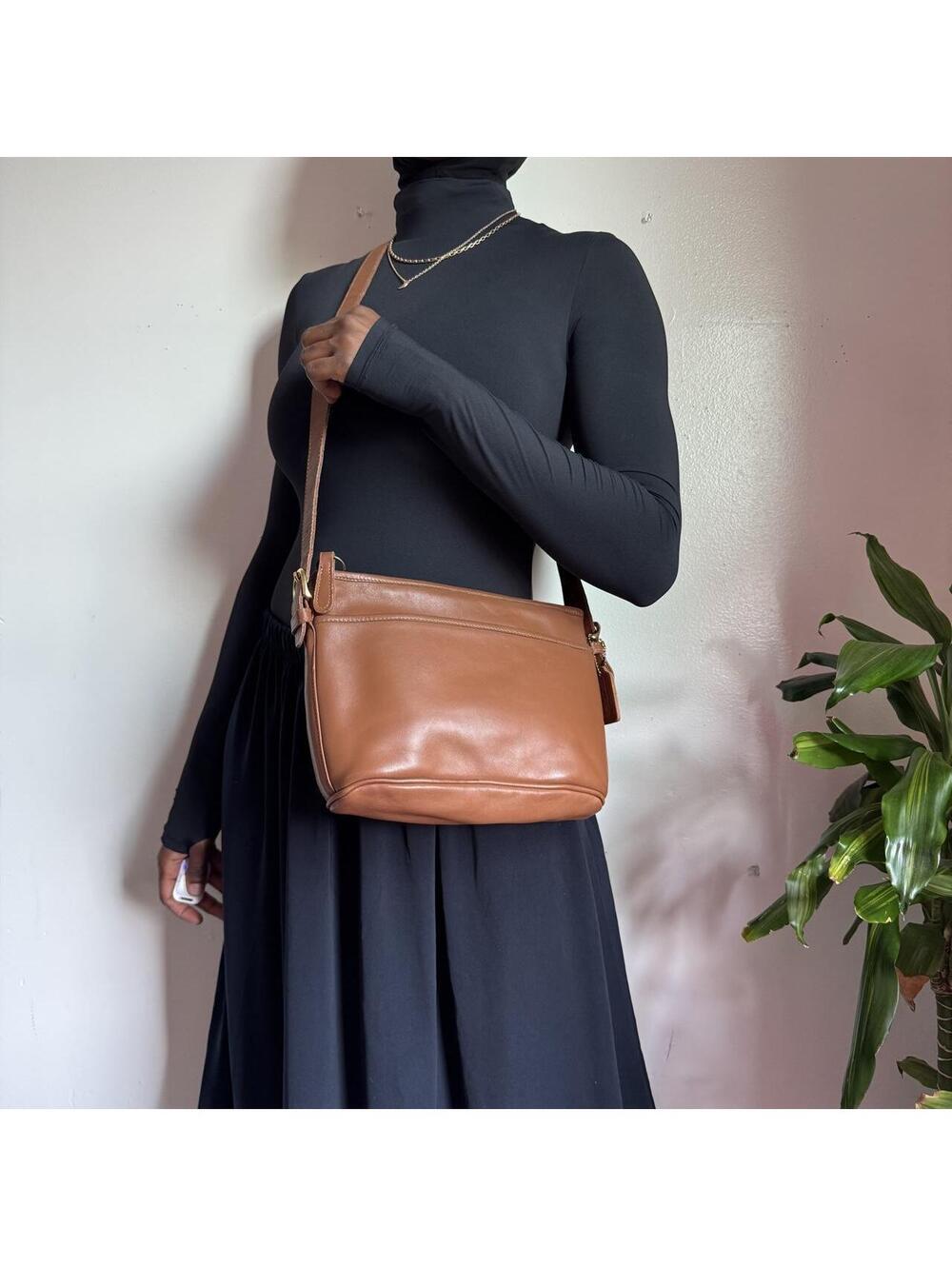 90s Style Tan Leather Crossbody Shoulder Bag